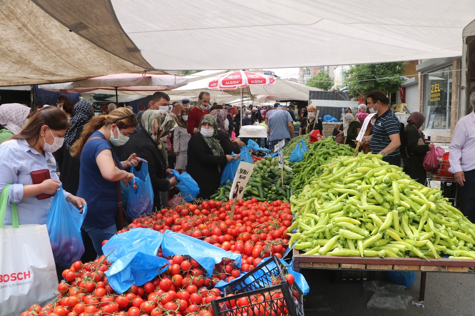 Kurulan semt pazarı esnafın da tüketicinin de yüzünü güldürdü