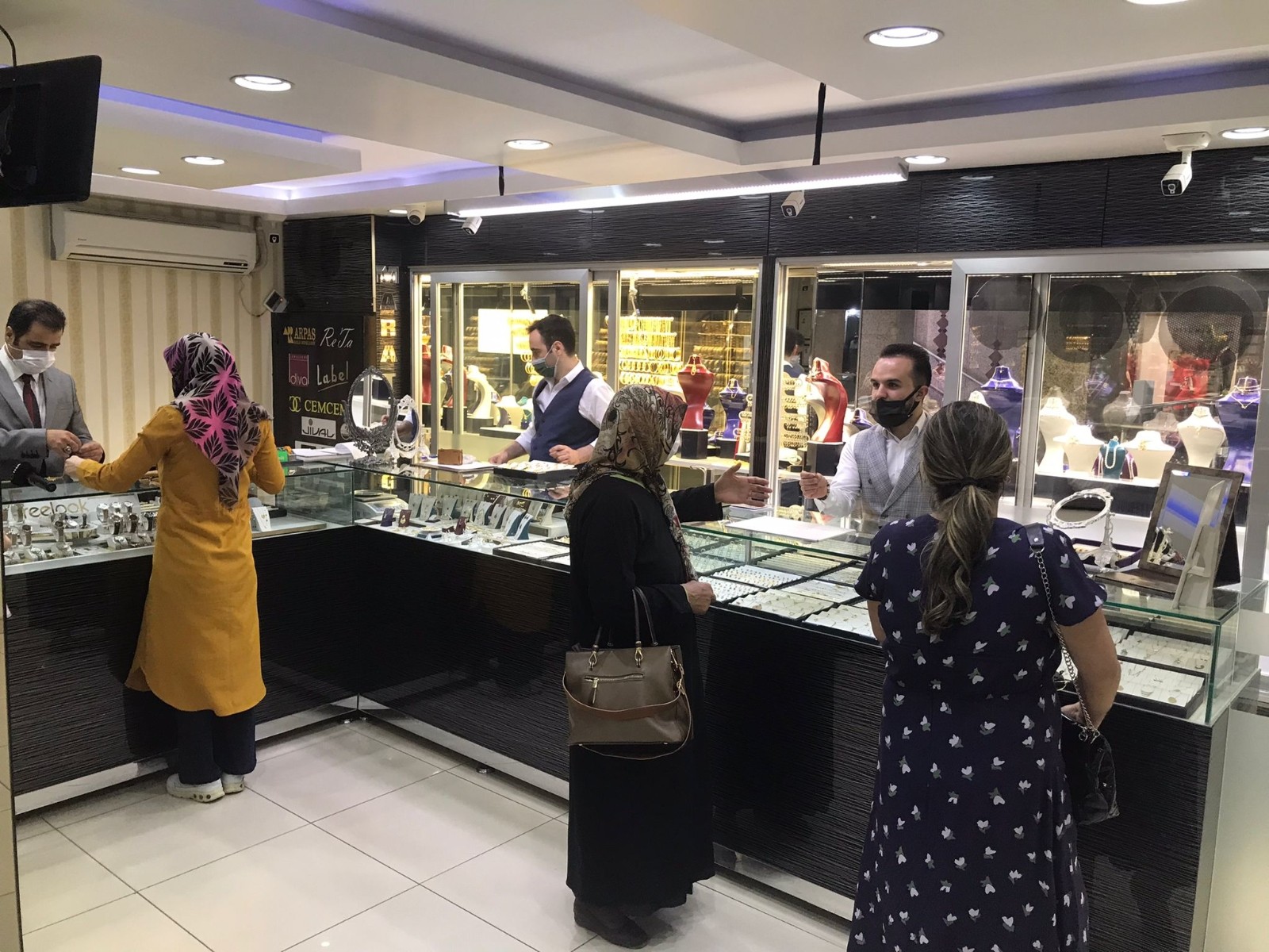 Kuyumcularda yoğunluk başladı