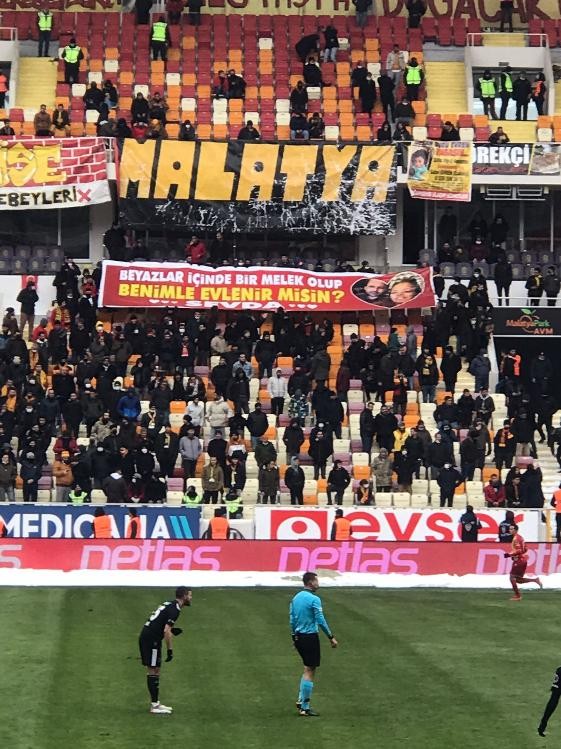 Maçta pankartla evlilik teklifi