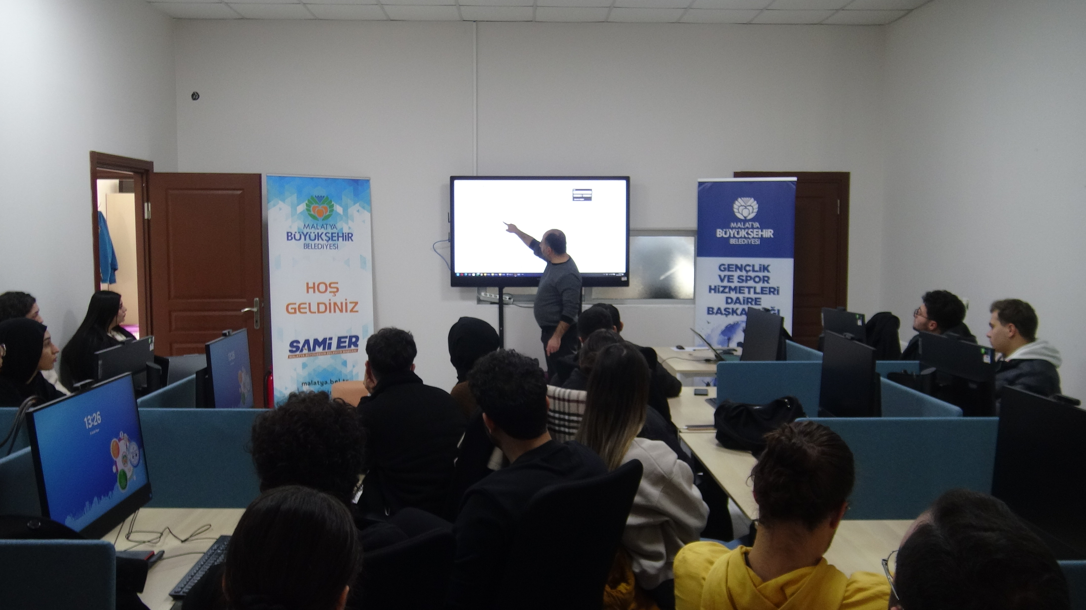 Malatya Büyükşehir Belediyesi Gençlere Yönelik  YAPAY ZEKA EĞİTİMİ DÜZENLEDİ