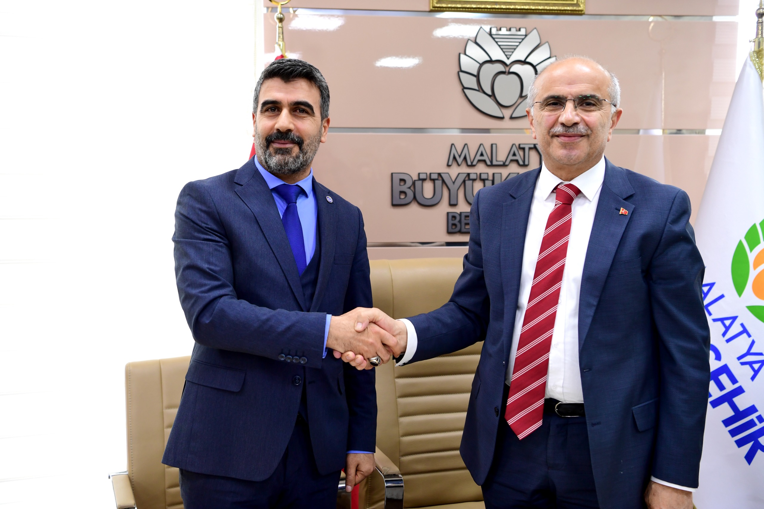 Malatya Büyükşehir Belediyesi ile Hizmet-İş Sendikası Arasında Toplu İş Sözleşmesi İmzalandı “EMEĞİN HAKKINI VERMEK BOYNUMUZUN BORCUDUR”