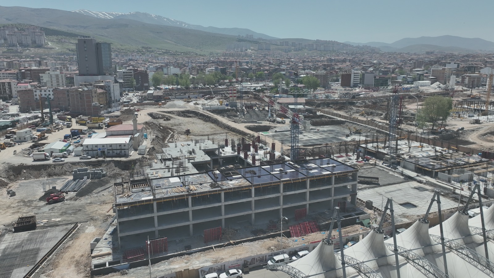 Malatya Çarşı Merkezinde İnşaatlar Yükseliyor