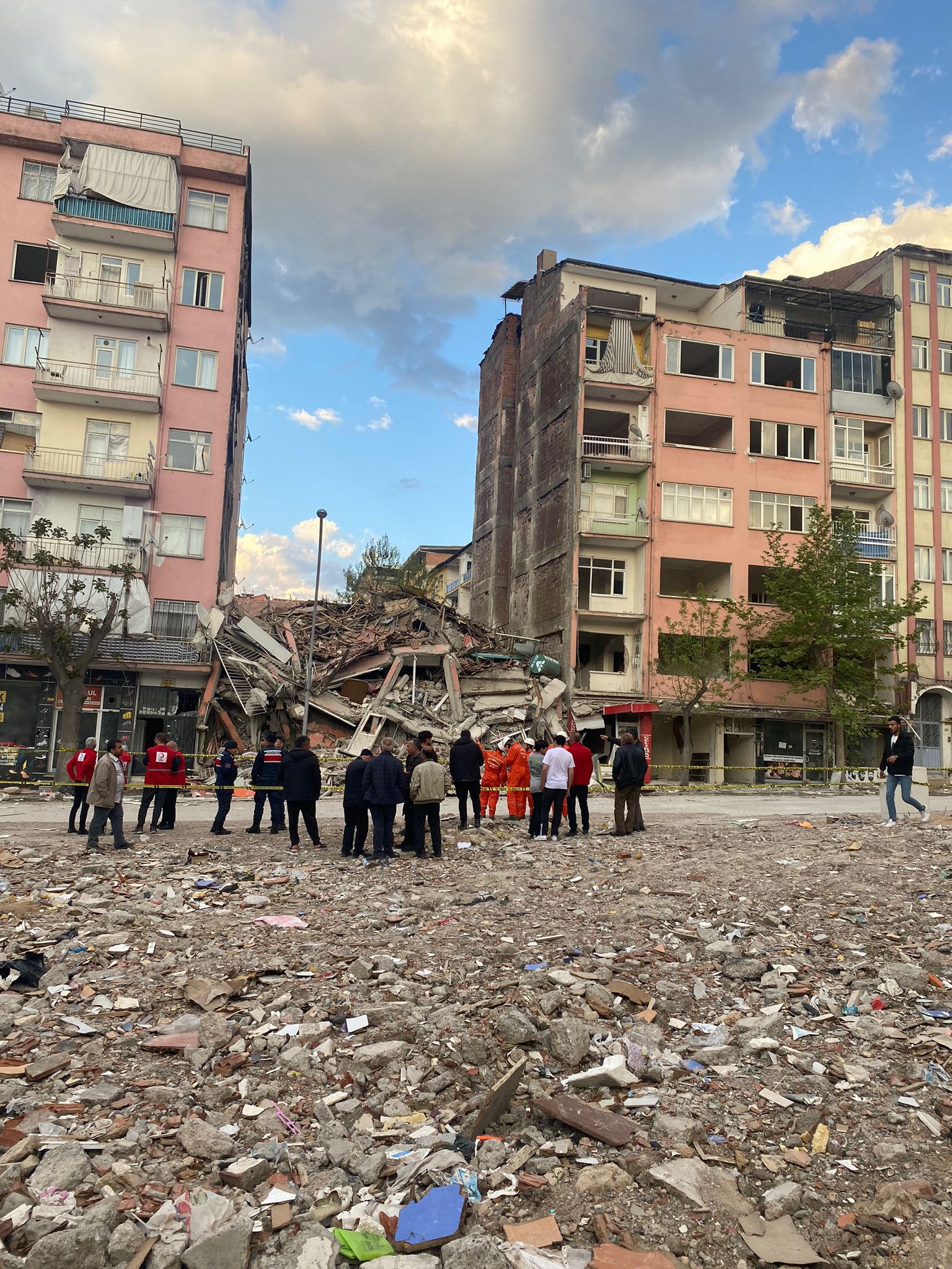 Malatya’da Ağır Hasarlı Bina Çöktü