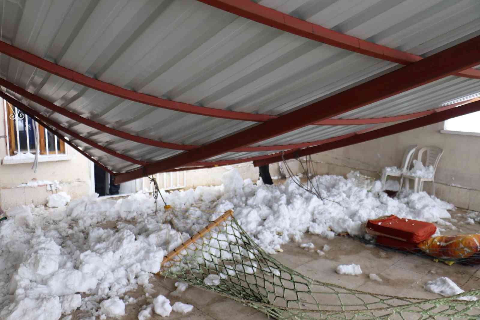 Malatya’da bir saat içerisinde üç çatı çöktü