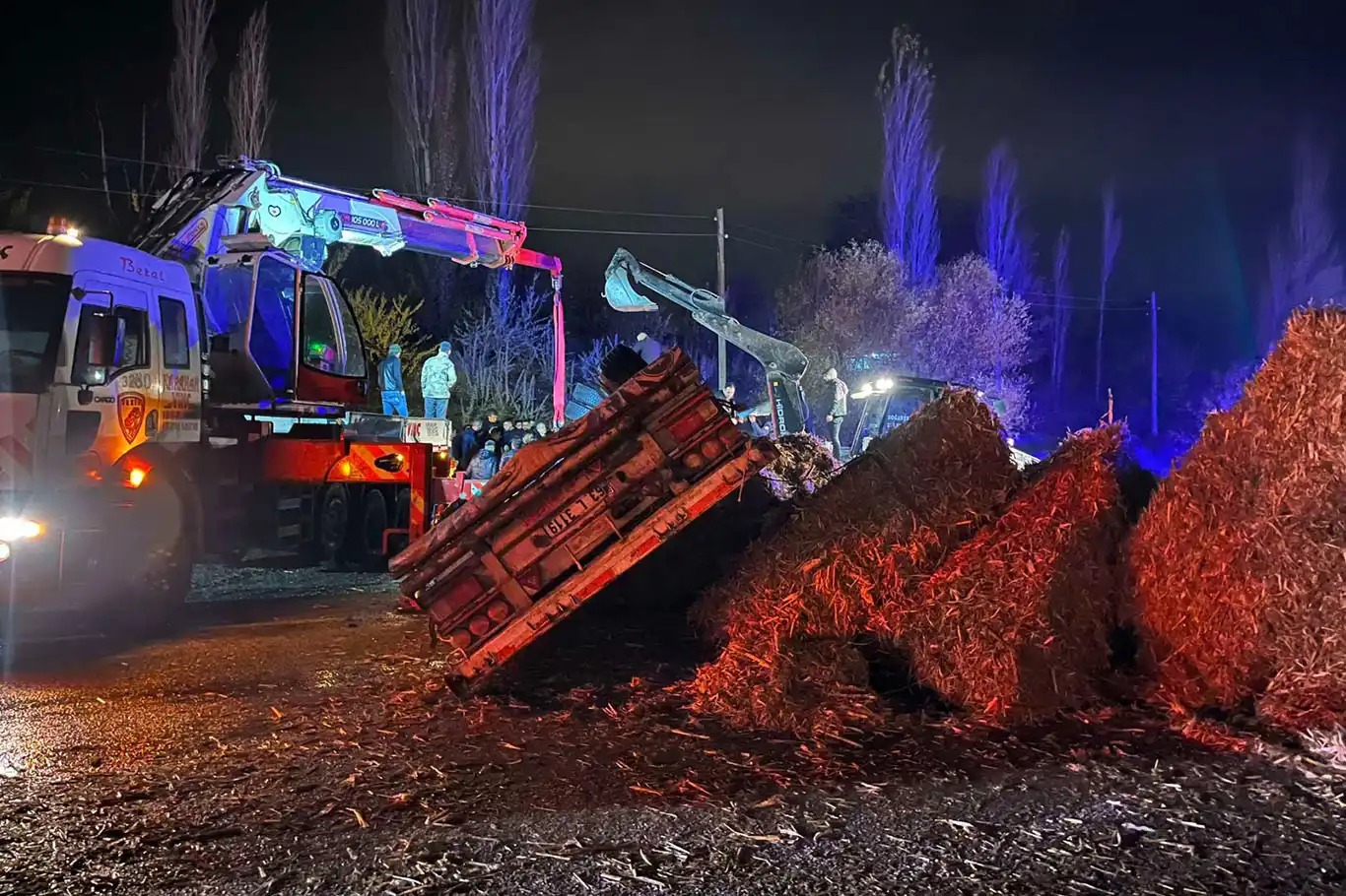 Malatya'da Feci Kaza: Bir Polis Şehit, Bir Polis Yaralı Adıyaman-Malatya Çevreyolu Tatari Mevkii'nde meydana gelen trafik kazasında bir polis memuru şehit oldu, bir polis memuru ise yaralandı.