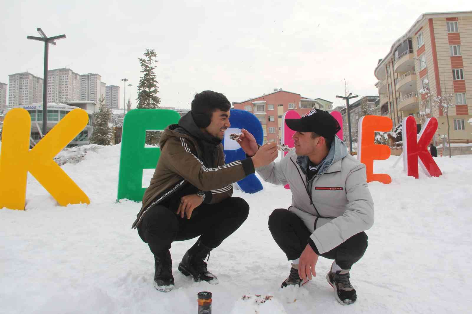 Malatya’da gençler karlı pekmezinin tadını çıkardı