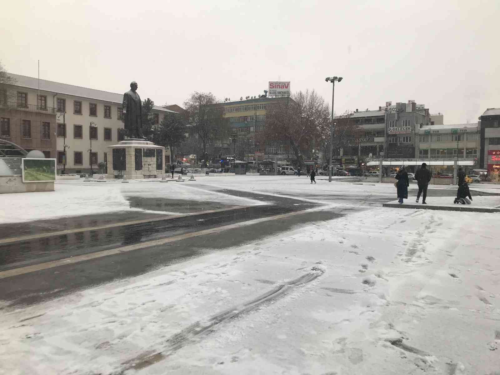 Malatya’da kar yağışı etkili oluyor