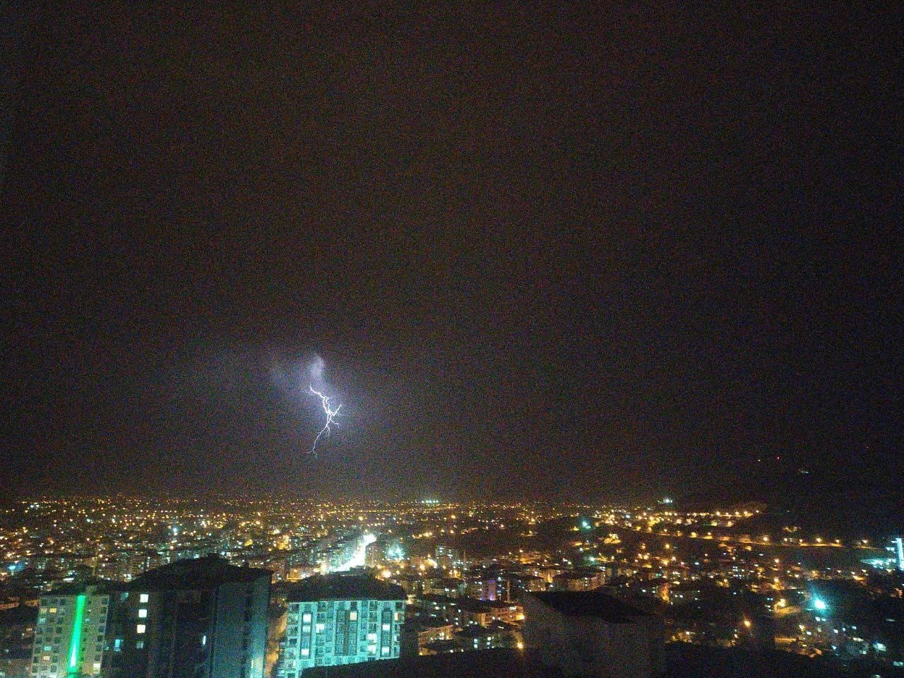 Malatya’da şimşekler geceyi aydınlattı