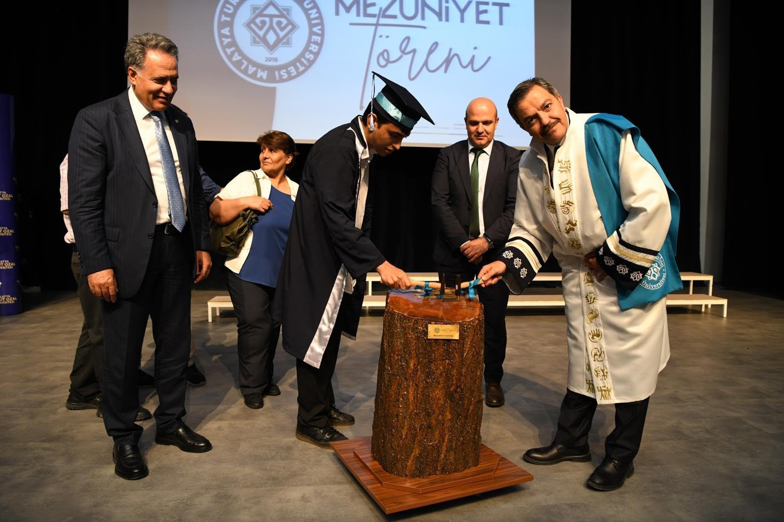 Malatya Turgut Özal Üniversitesinde Mezuniyet Coşkusu