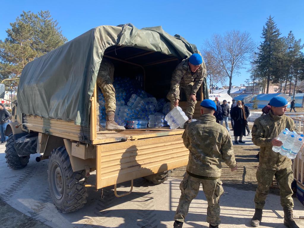 Mehmetçik Depremzedeleri Yalnız Bırakmıyor