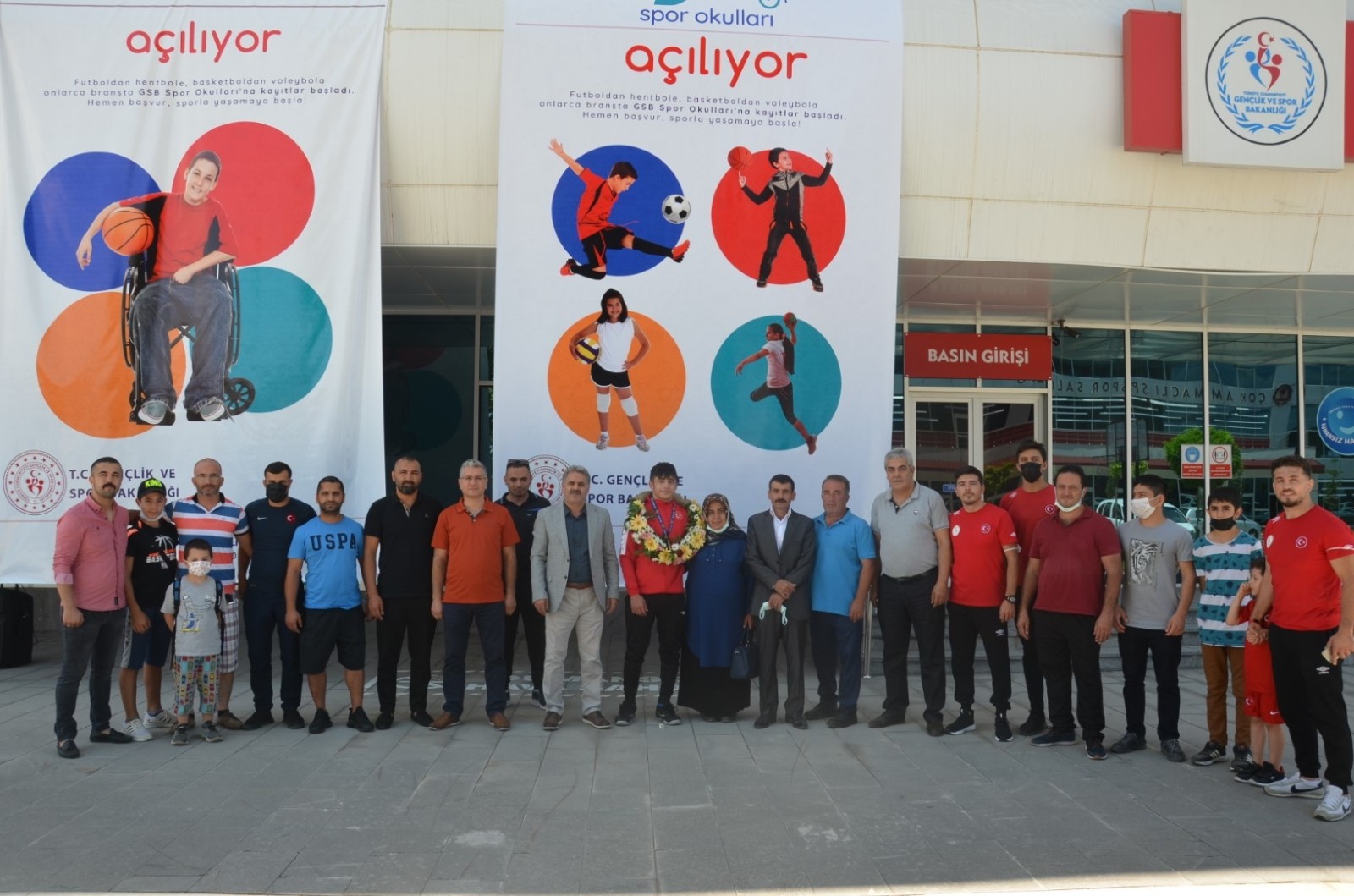 Memleketine madalyayla dönen sporcuya coşkulu karşılama