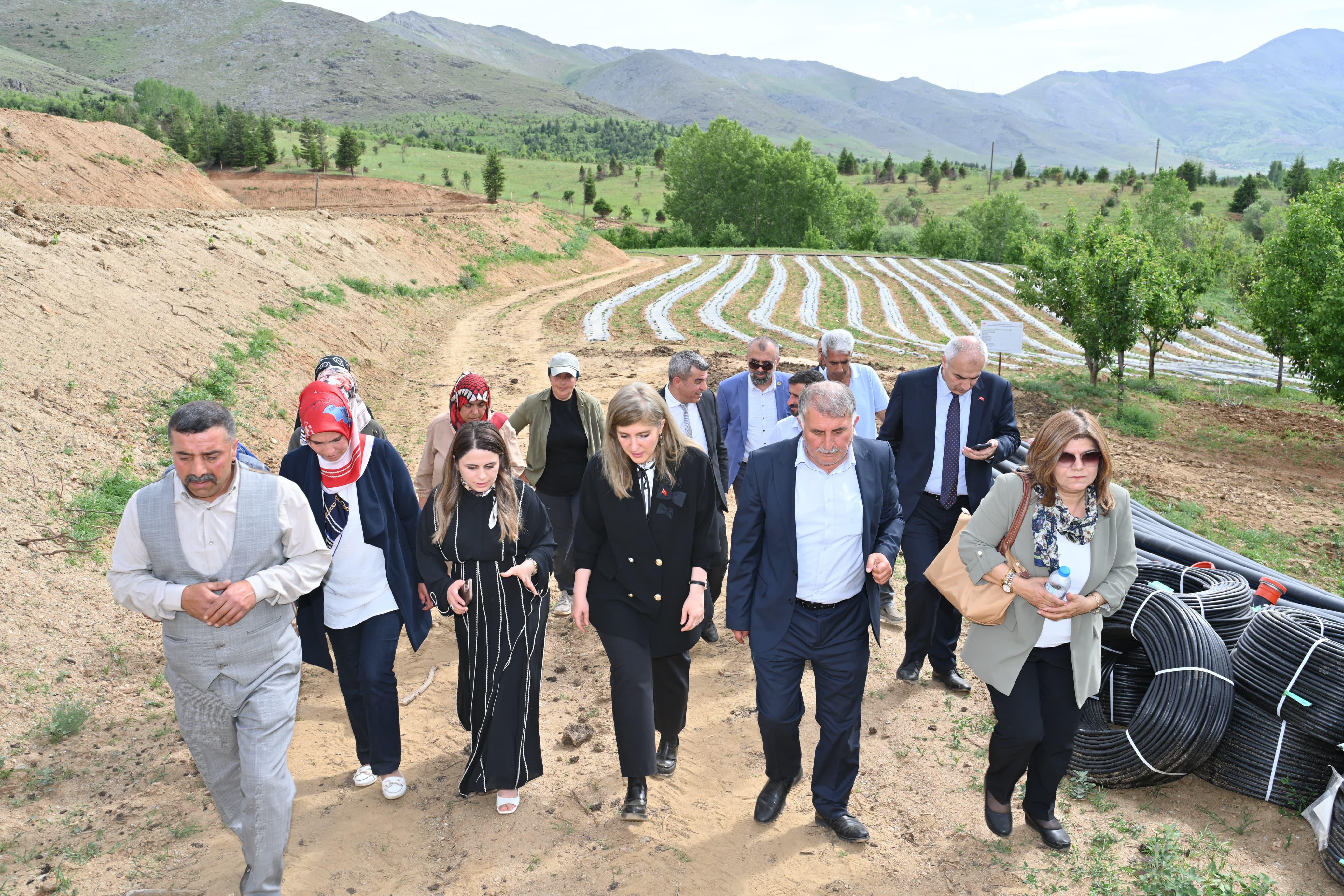 MİLLETVEKİLİ ÖLMEZTOPRAK ÜRETİCİ VE YETİŞTİRİCİLERLE BİR ARAYA GELDİ