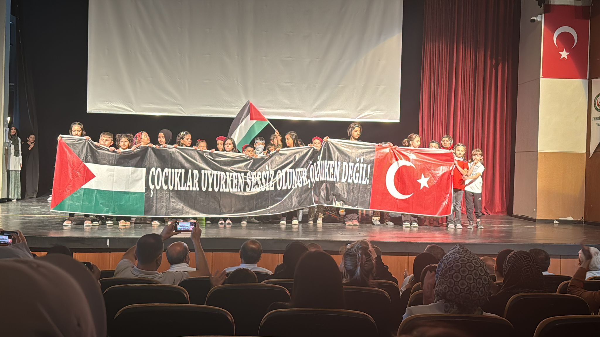 Minik Öğrencilerden Filistin Duyarlılığı