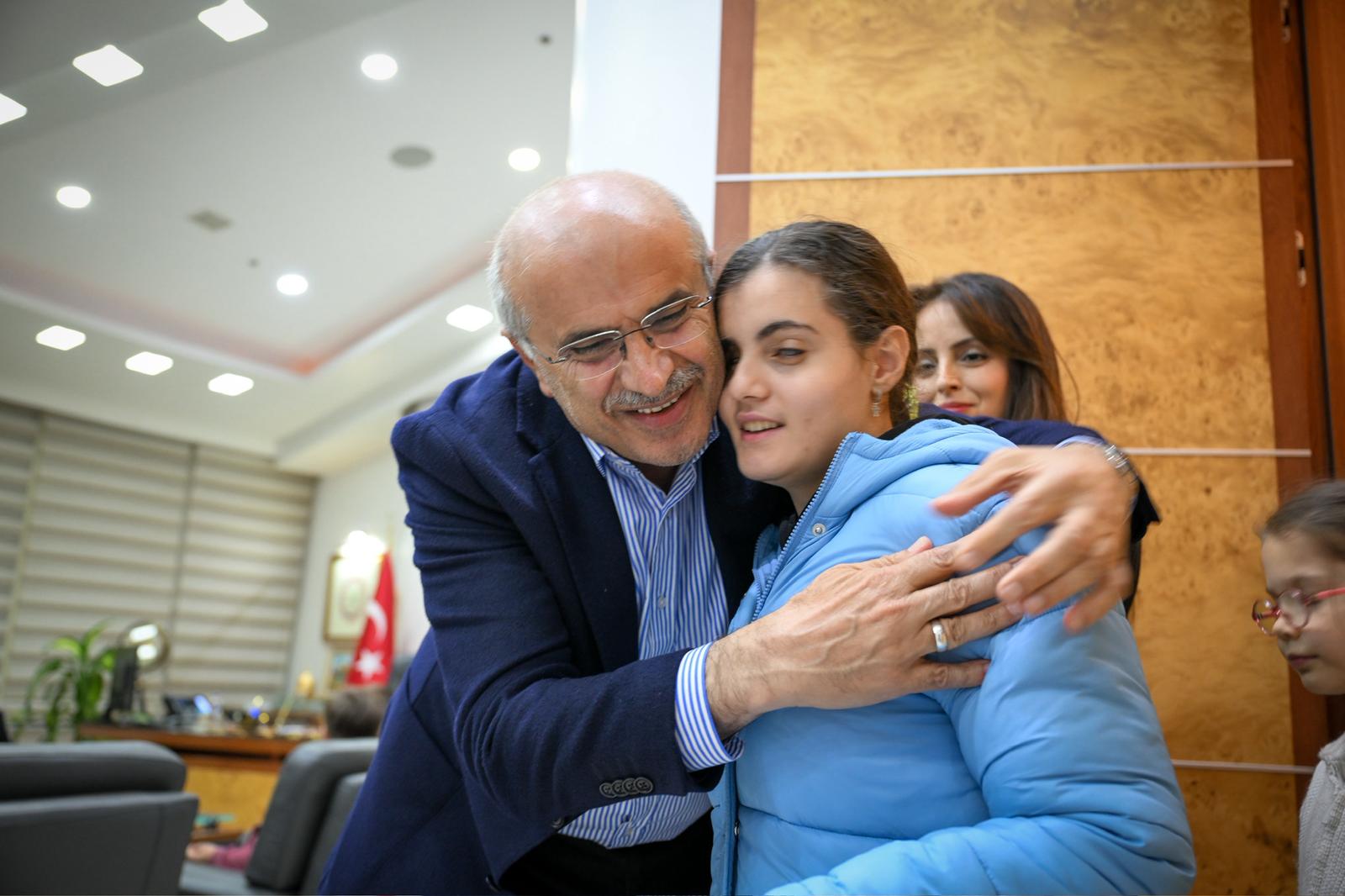 MİNİK YÜREKLERDEN BAŞKAN ER’E ANLAMLI ZİYARET