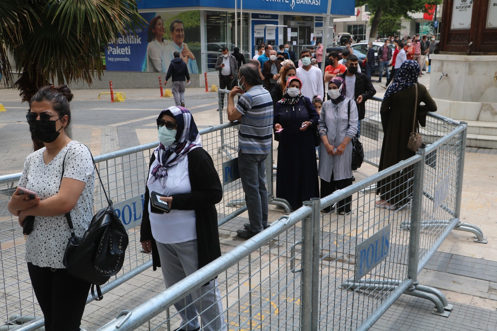 Ne korona ne de kısıtlama kuyruğa engel olamadı