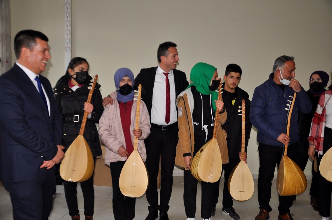 Öğrencilerden Müdür Kanbay’a sazlı karşılama