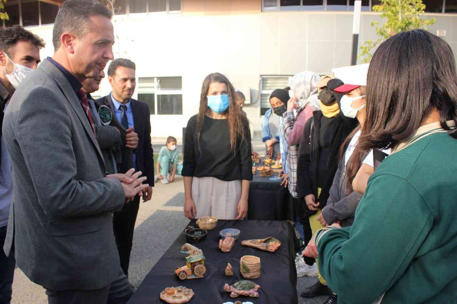 Öğrencilerin seramik çalışmaları sergilendi