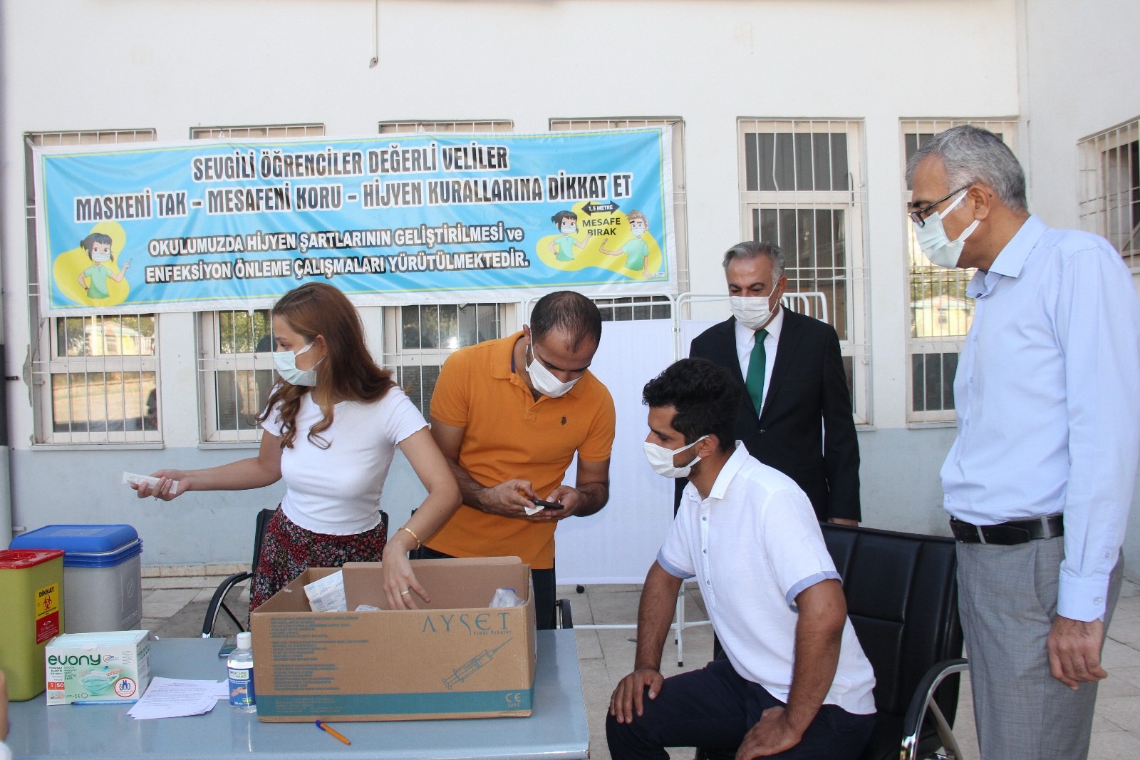 Öğretmen ve veliler okulda aşıya ikna edildi