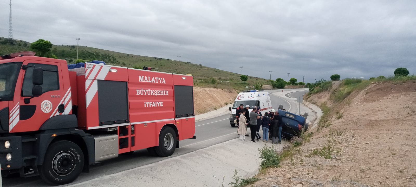 Otomobil Şarampole Yuvarlandı 2 Yaralı