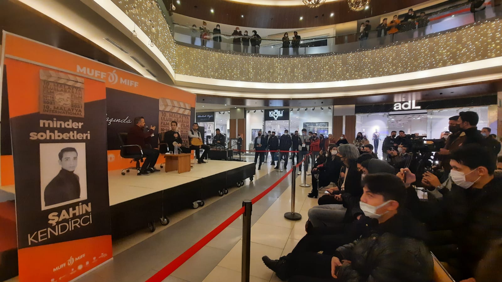 Oyuncu Şahin Kendirci Hayranlarıyla Buluştu