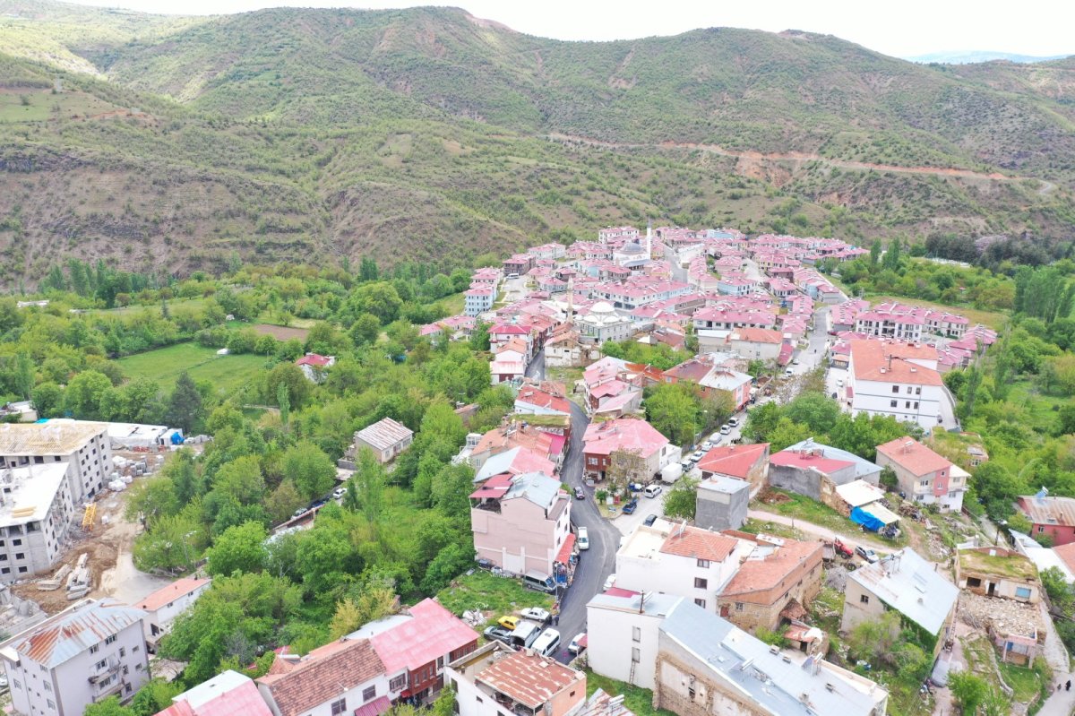 BÜYÜKŞEHİR BELEDİYESİ PÜTÜRGE MERKEZDEKİ YOLU ASFALTLA BULUŞTURDU