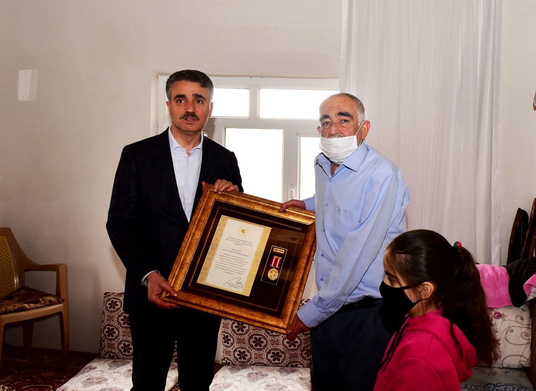 Şehit Babasına Devlet Övünç Madalyası ve Beratı Verildi