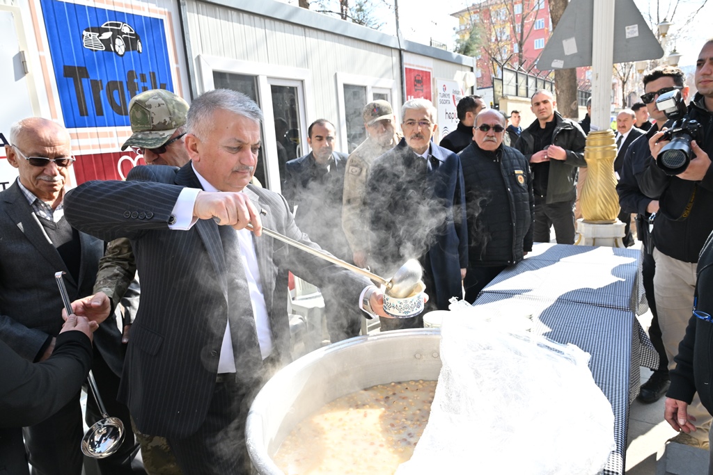 Şehitler Hayrına Aşure Dağıtıldı