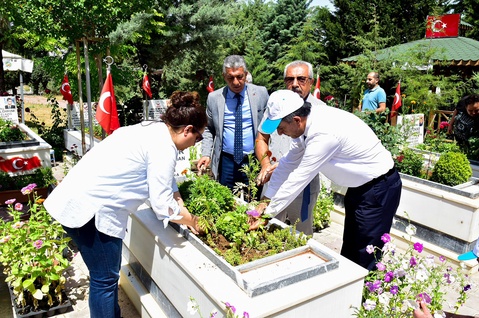 Şehitlerimizin Kabirleri Çiçeklerle Bezendi
