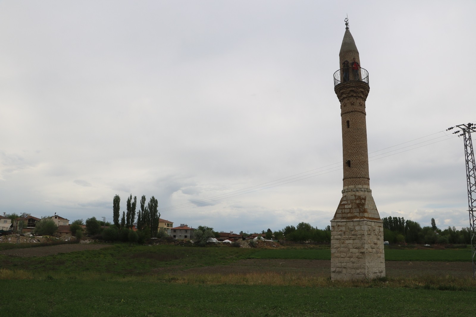 Sular altında kalan köyün ’yalnız minaresi’