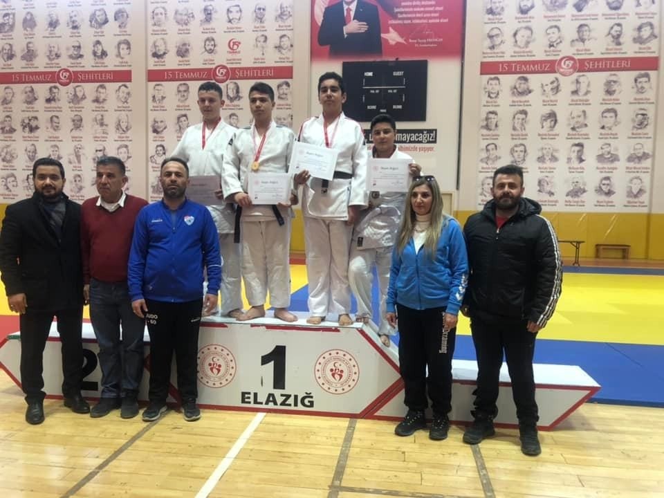 Tekme ve yumrukları Türkiye Şampiyonluğu için vurdu