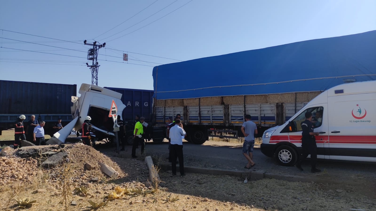 Tren Tıra Çarptı 1 Yaralı