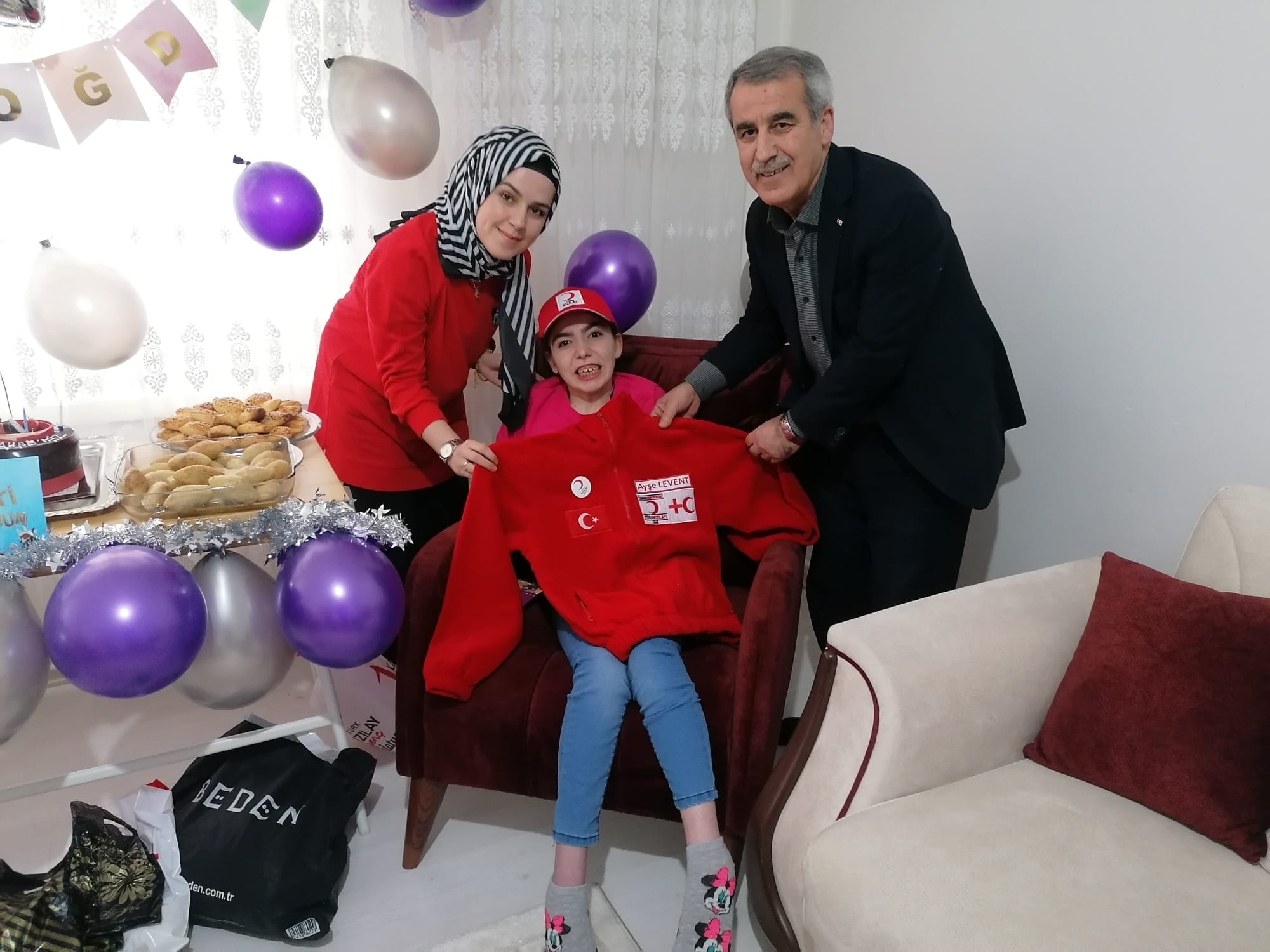 Türk Kızılayı'ı Doğum Gününde Serebral Palsili Ayşe'yi Unutmadı