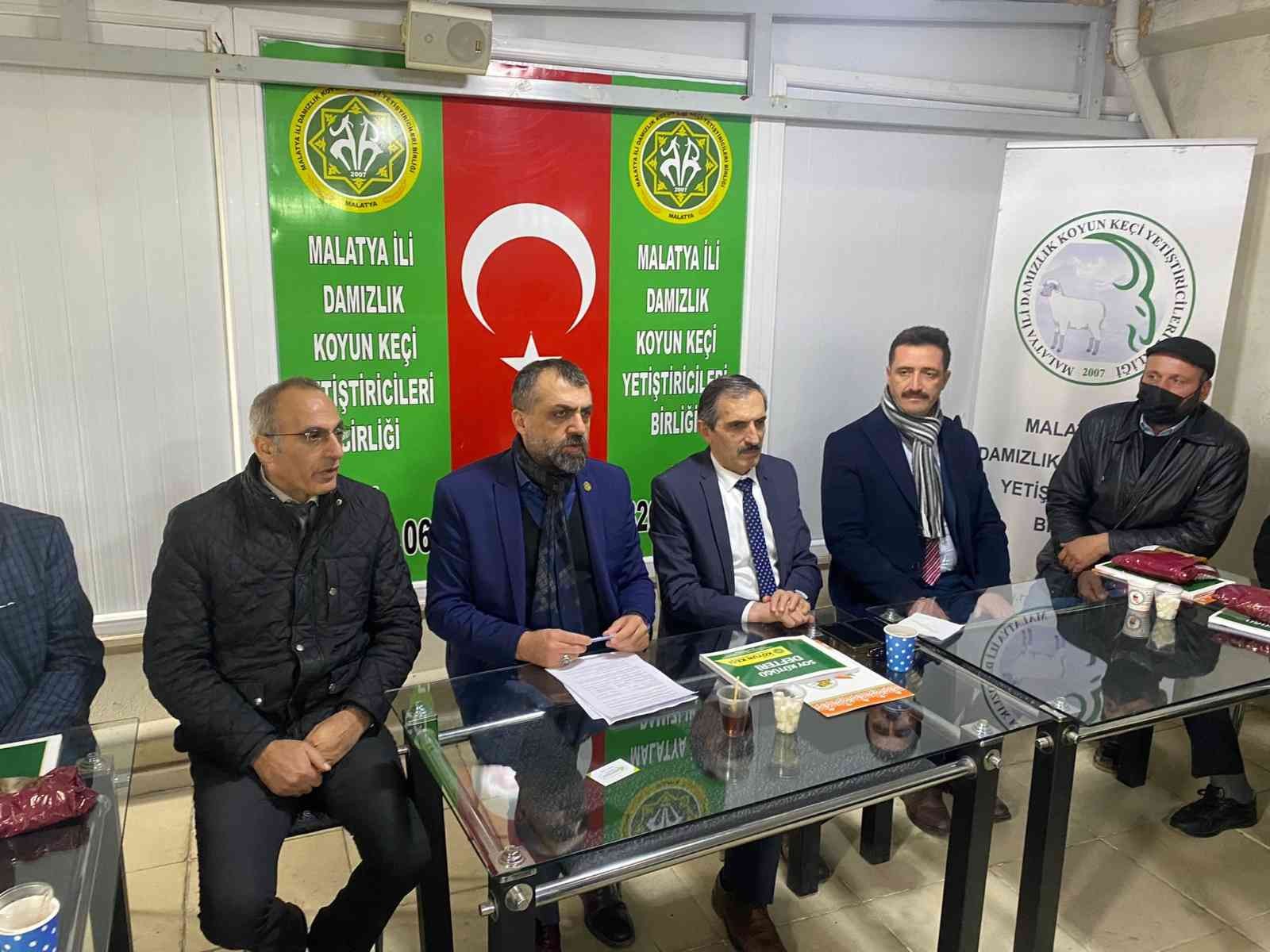 Üeticilere küpe ve kayıt defteri dağıtıldı