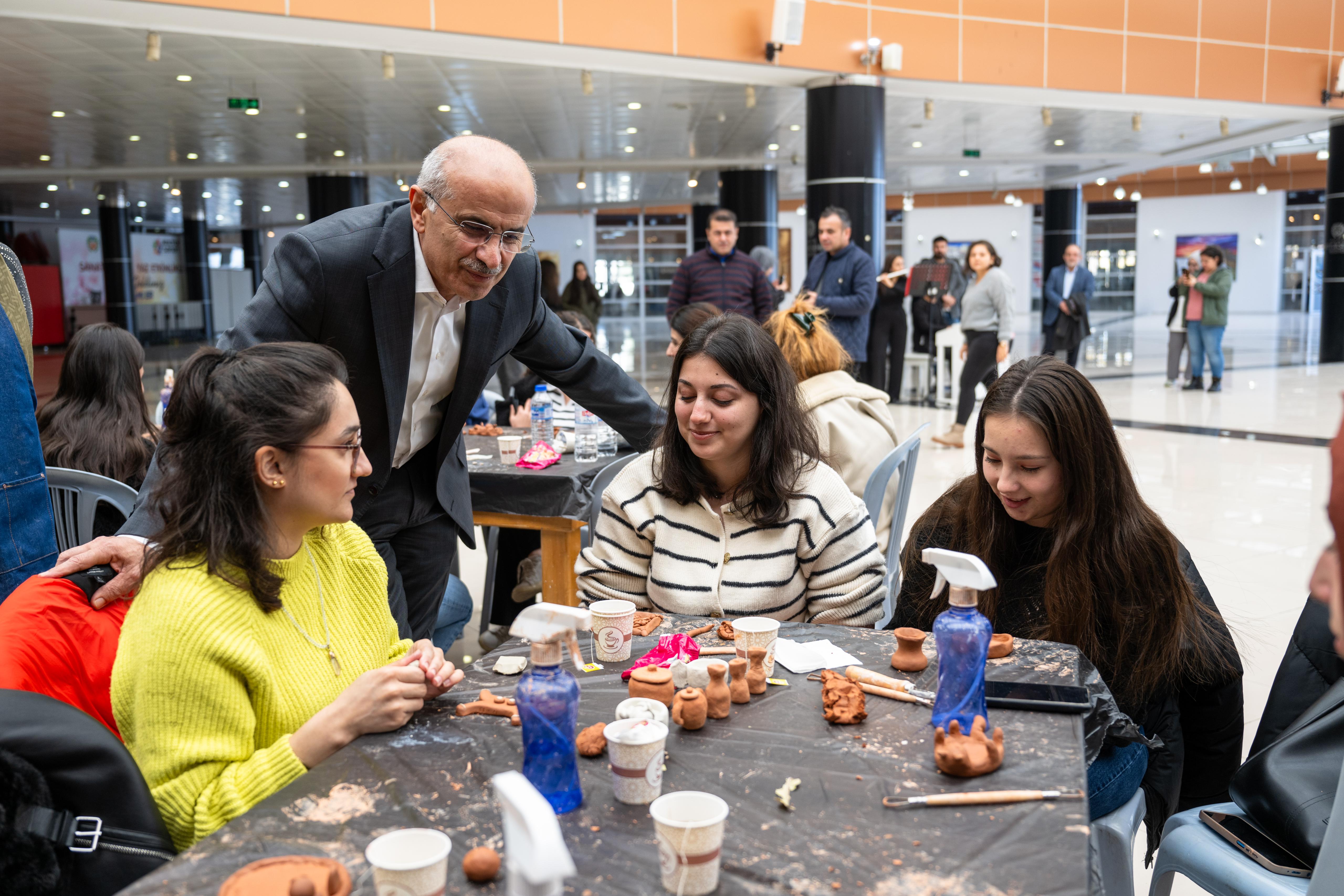 ÜNİVERSİTE ÖĞRENCİLERİ KÜLTÜR GEZİSİ İLE MALATYA’YI TANIDILAR