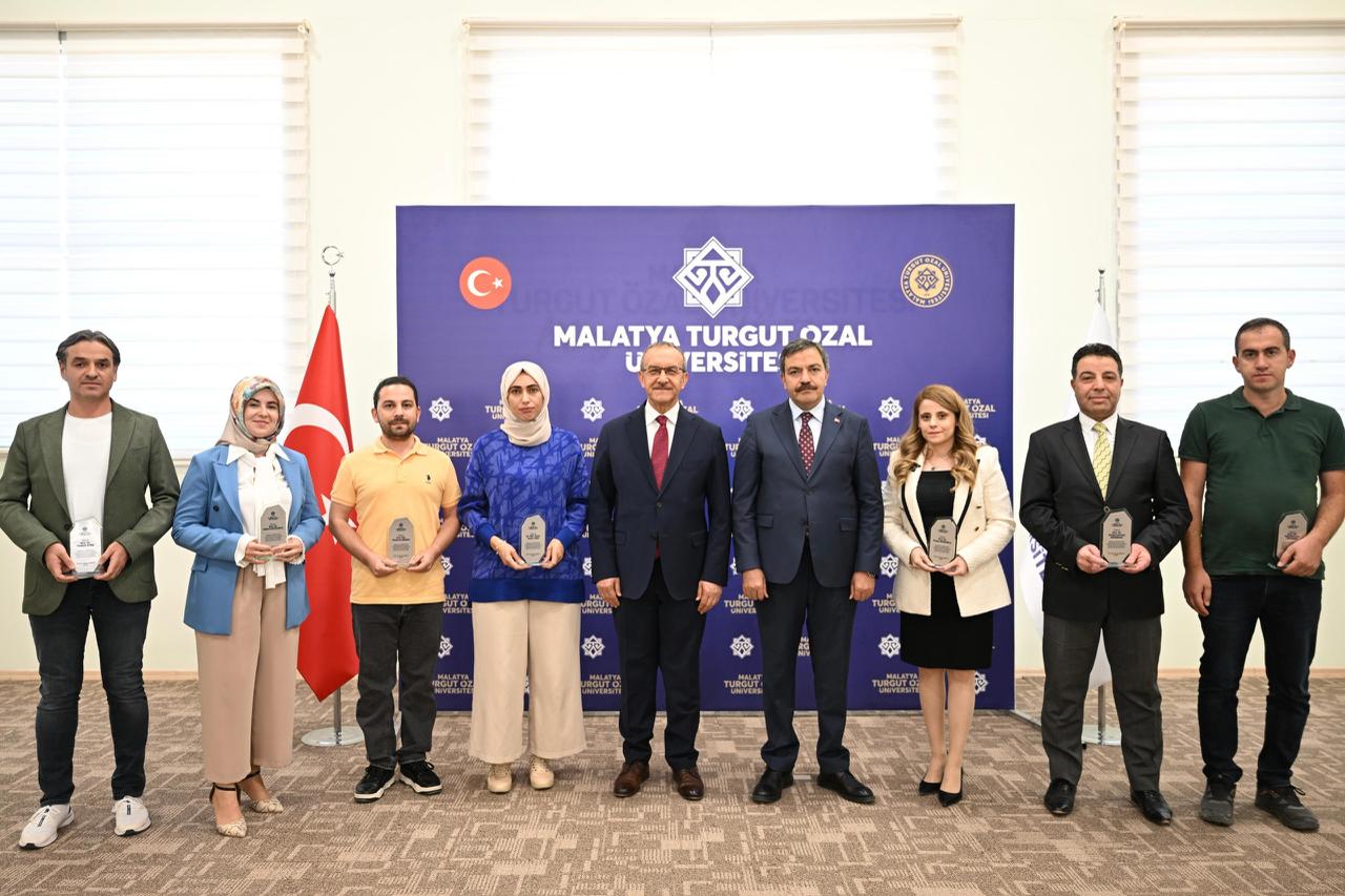 Üniversitemizin Başarılı Akademisyenleri Ödüllendirildi