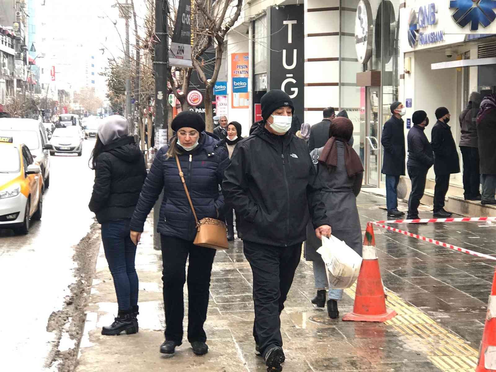 Vaka yoğunluğu en çok artan 10 il arasına giren Elazığ’da vatandaşlar, kuralların ve aşının önemine dikkat çekti