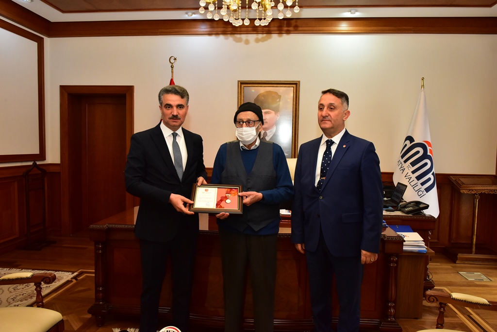 Vali Baruş'tan TSK Bağışçılarına Madalya