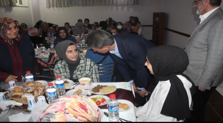 Vali Baruş Ve Başkan Gürkan Yetimlerle İftarda Buluştu