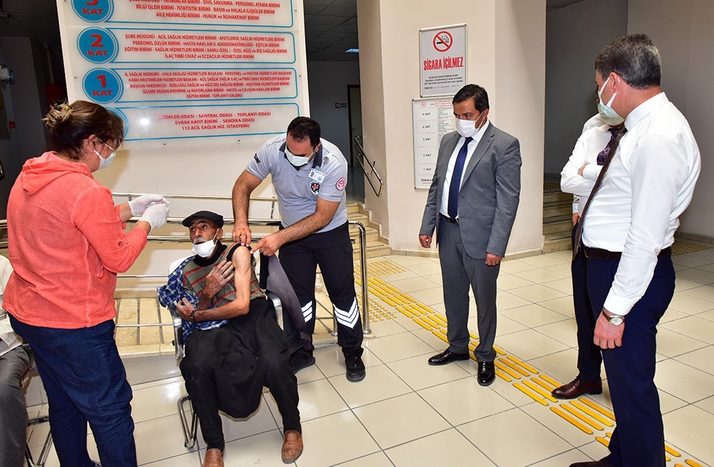 Vali Baruş, yaşlı şahsın 2’nci doz aşısını yaptırdı
