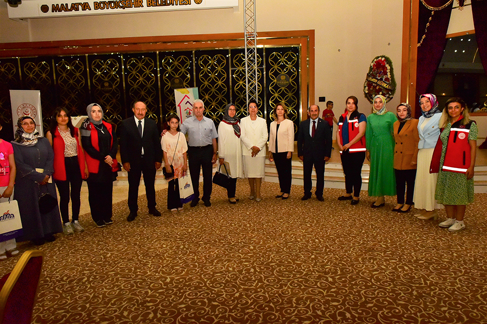 Vali Şahin'in Eşi  Koruyucu Ailelerle Buluştu