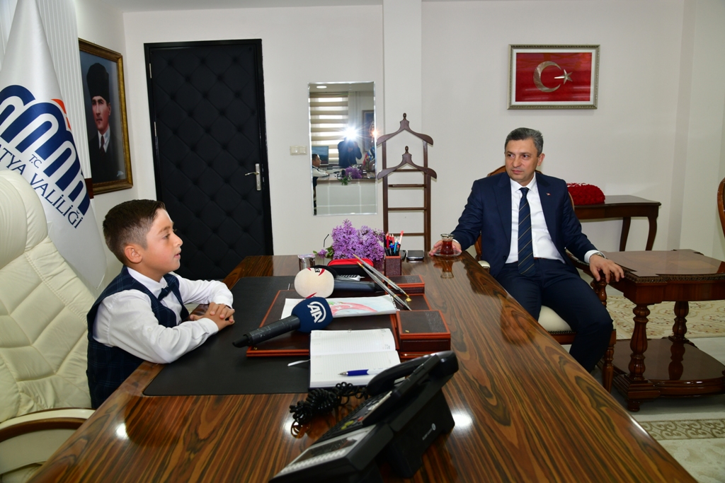 Vali Şahin Koltuğunu Devretti