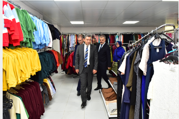 Vali Şahin, SYDV Sosyal Mağazada İncelemelerde Bulundu