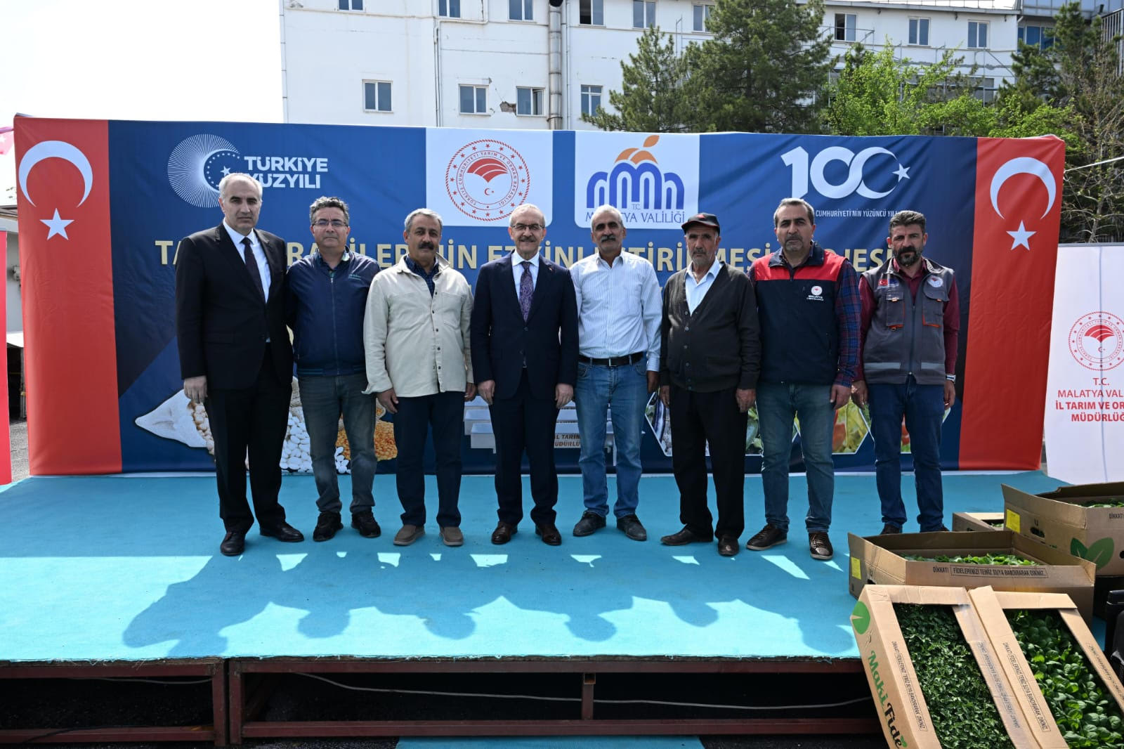 Vali Seddar Yavuz, “14 Mayıs Dünya Çiftçiler Günü” Kapsamında Tohum, Fide ve Ekipman Dağıtım Törenine Katıldı