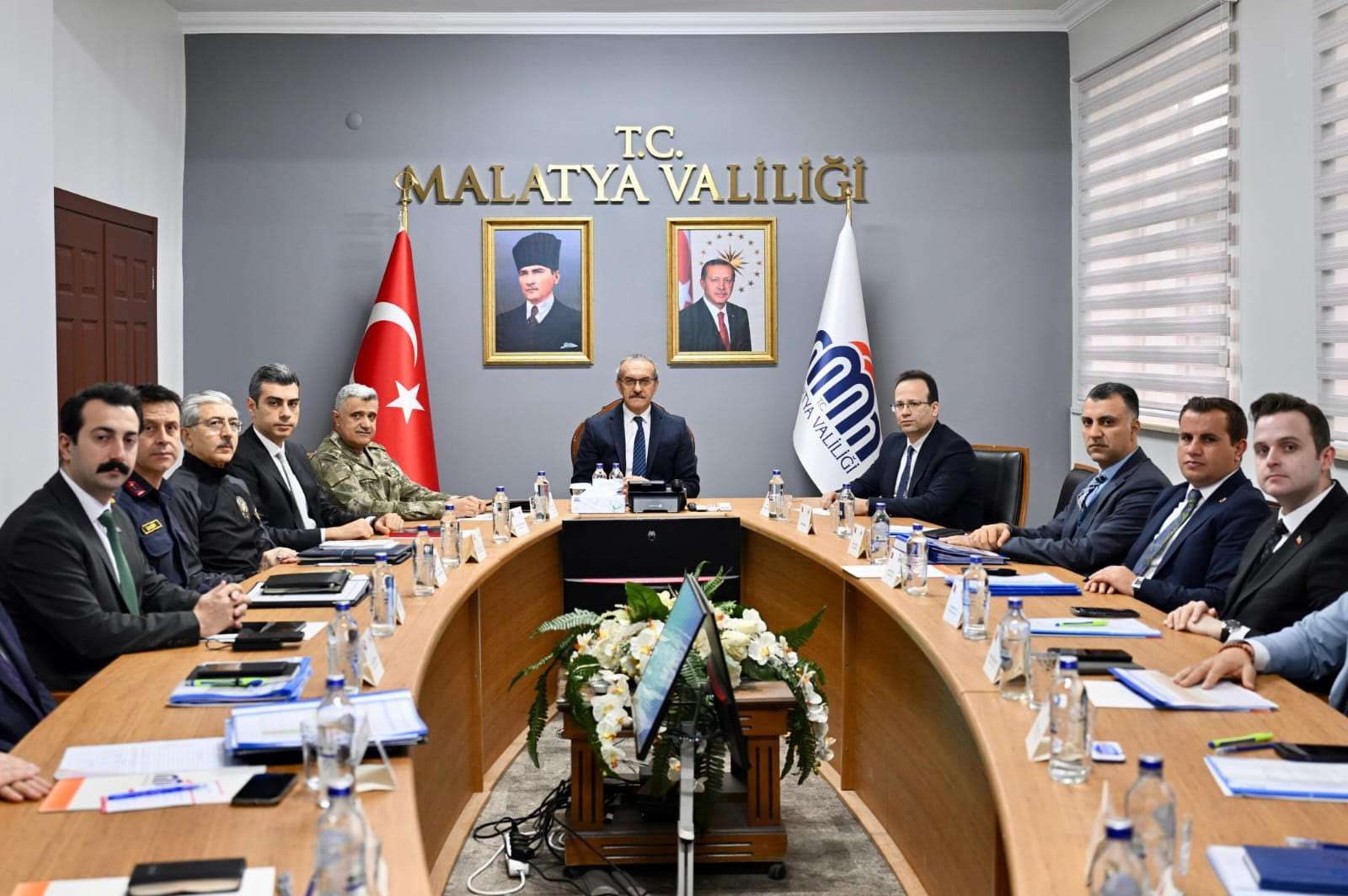 Vali Seddar Yavuz, Kasım ayı güvenlik ve asayiş verilerini paylaşmak üzere düzenlenen basın toplantısında açıklamalarda bulundu.