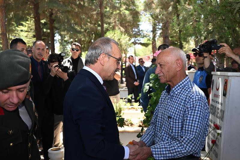 Vali Yavuz, Arefe Günü Şehitliğimizi Ziyaret Ederek Şehit Aileleriyle Bir Araya Geldi