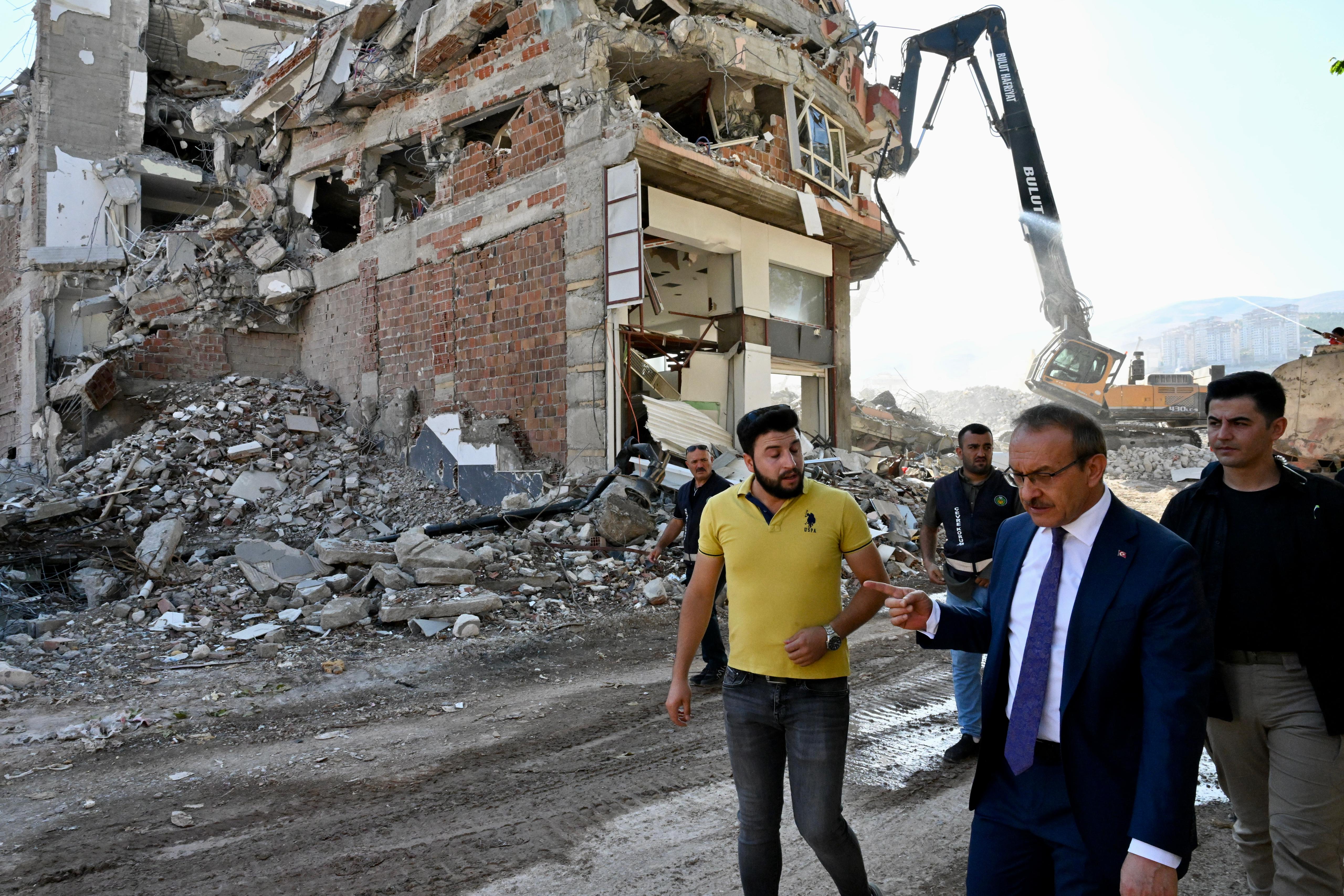 Vali Yavuz Kışla Caddesinde İncelemelerde Bulundu