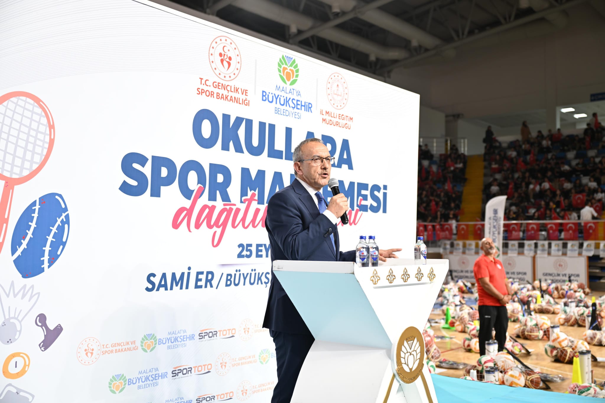 Vali Yavuz Okullara Spor Malzemesi Dağıtım Töreni’ne Katıldı