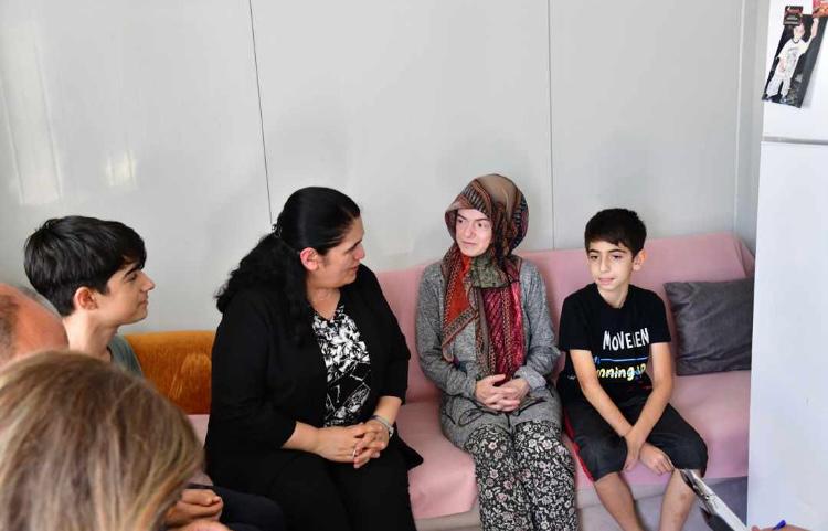 Vali Yavuz'un Eşinden Depremzede Aileye Ziyaret