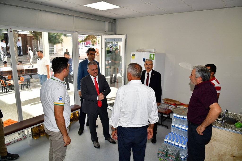 Vali Yazıcı'dan Geçici Ticaret Merkezi Esnafına Ziyaret