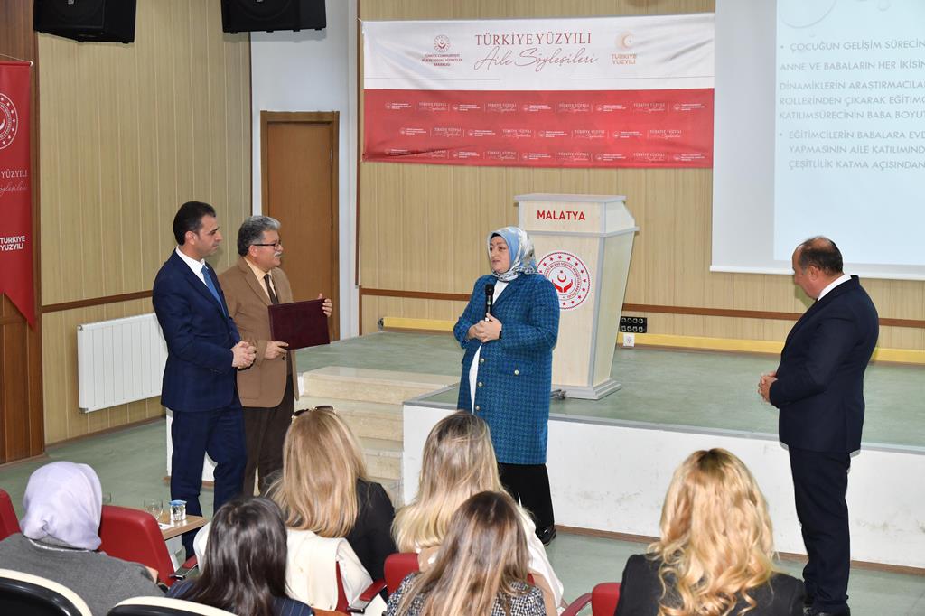 Vali Yazıcı'nın Eşi Söyleşi Programına Katıldı